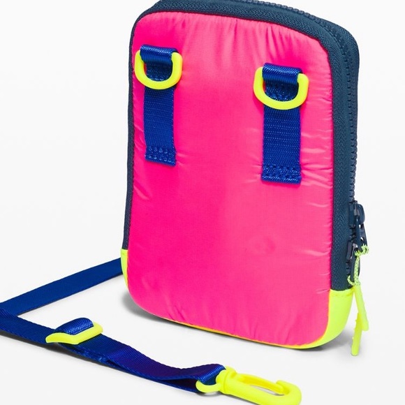 🎉 Lululemon Easy Access Crossbody Bag Neon - Picture 5 of 8